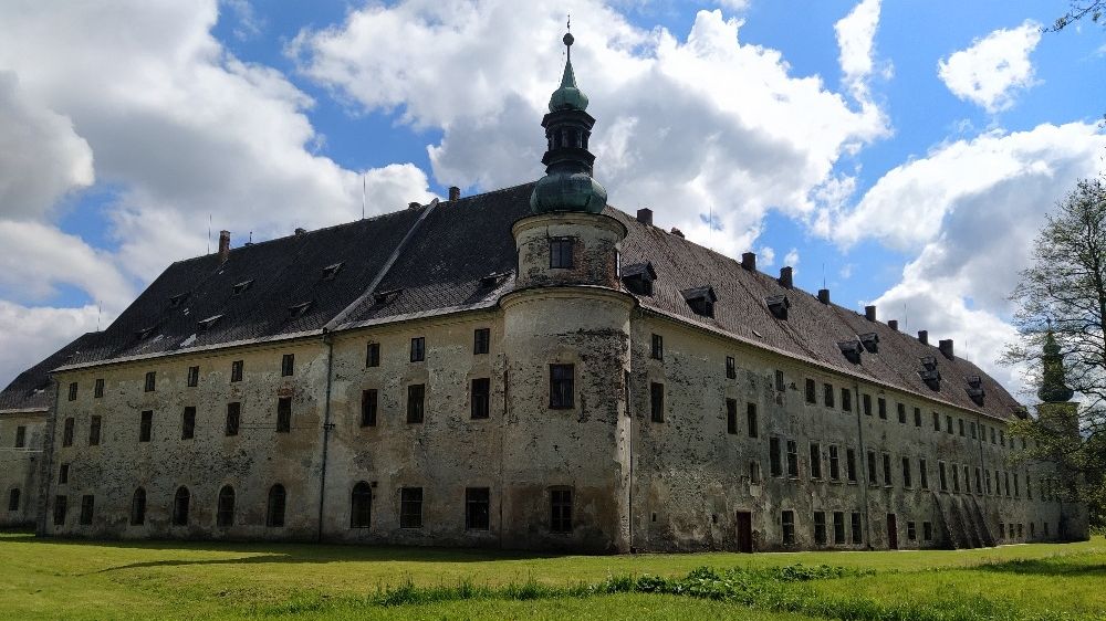 Harrachovský zámek v Janovicích u Rýmařova je skrytým pokladem podhůří Jeseníků